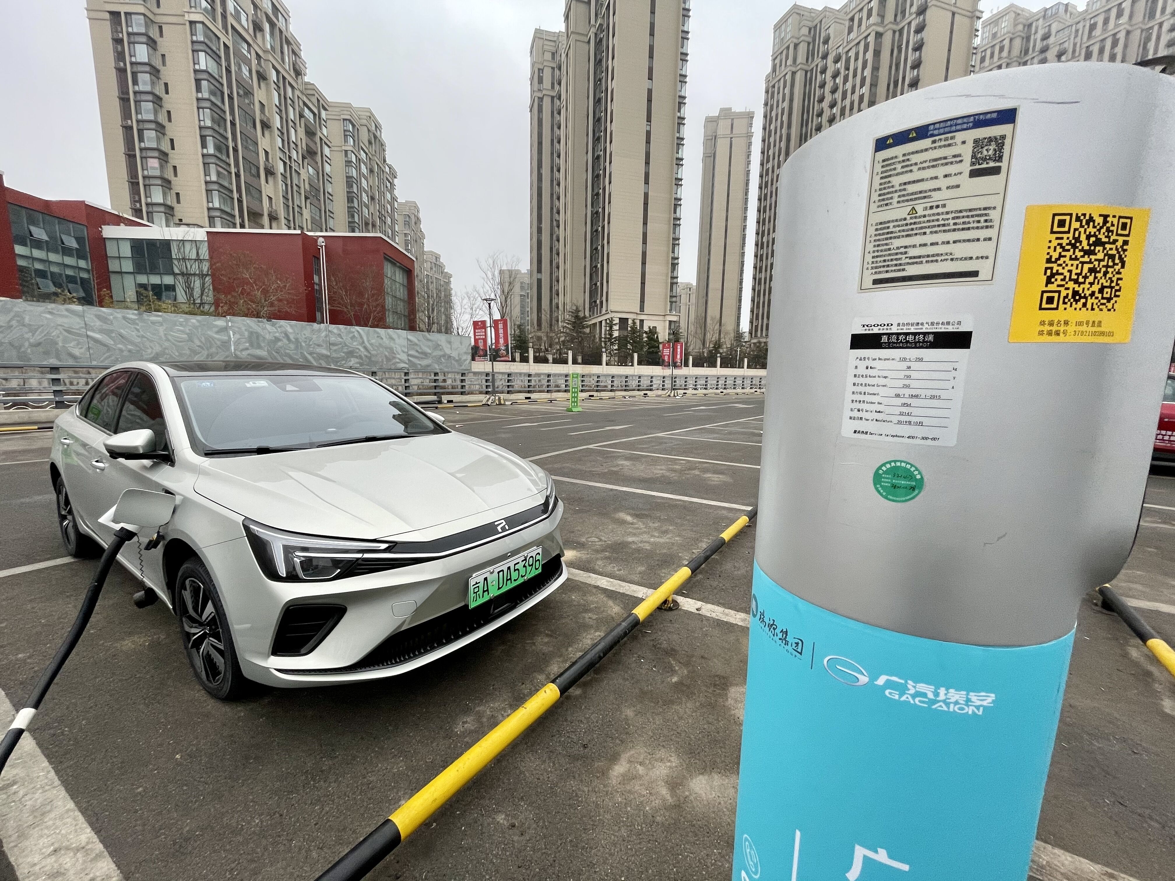 上汽集团ER6纯电动车充电中