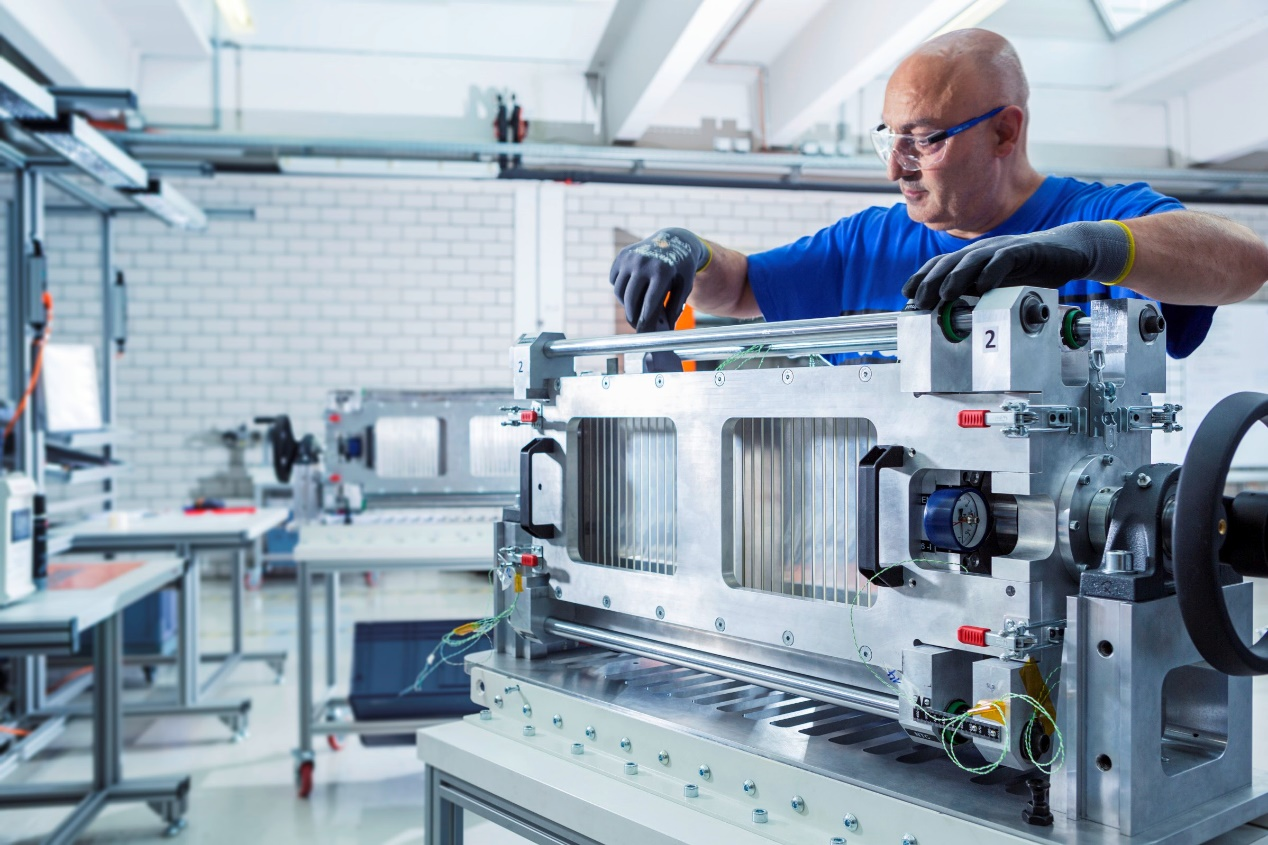 TOGG产线工作人员正在组装孚能科技动力电池