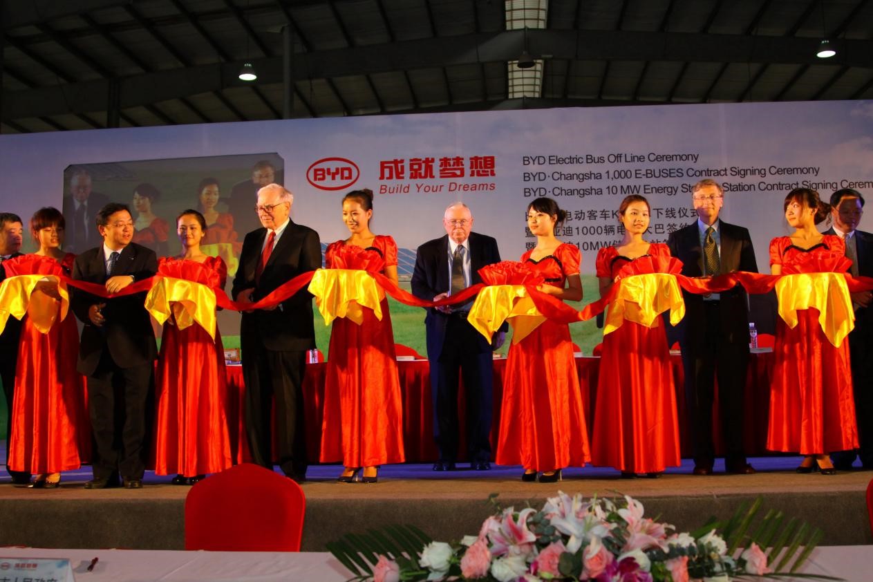 2010年巴菲特一行见证比亚迪首台K9新车下线