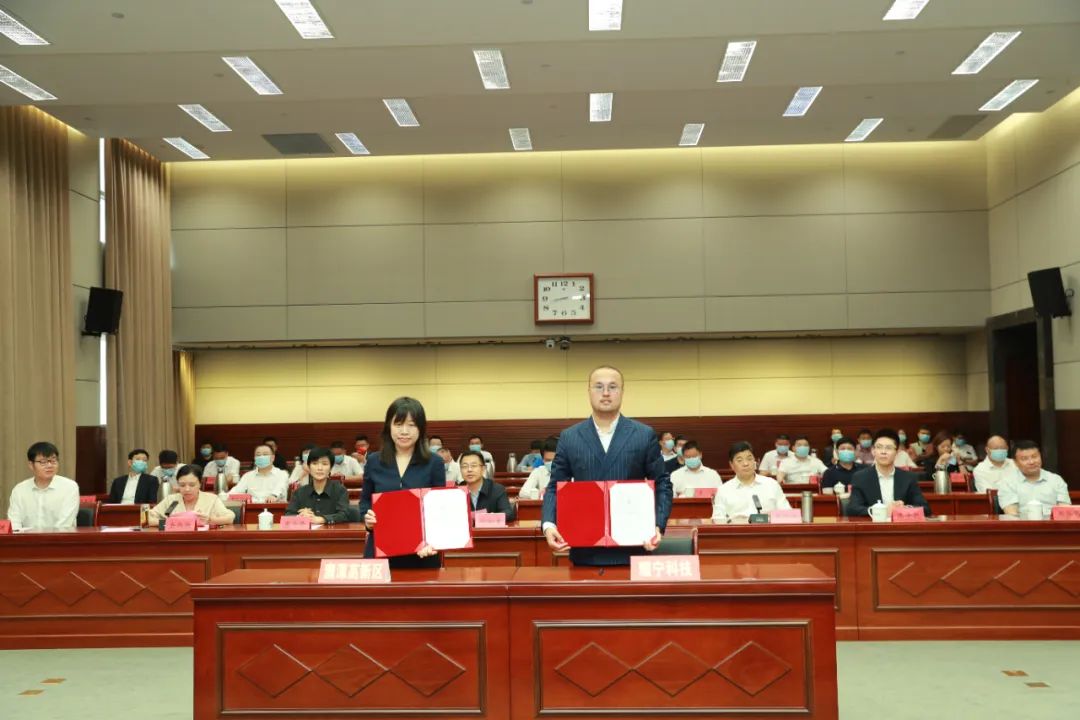 鹰潭高新区与耀宁科技年产20GWh磷酸铁锂电池项目一期签约仪式现场