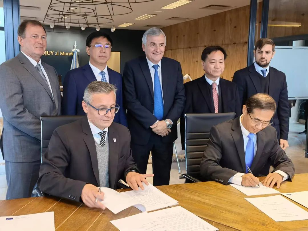 JEMSE总裁菲利普·阿尔博诺兹（Felipe Albornoz）（左）、国轩高科高级副总裁、工研总院院长蔡毅（右）分别代表双方签约