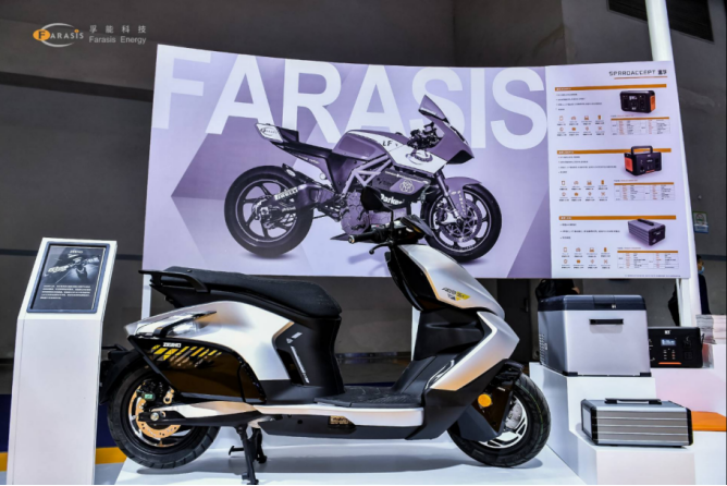 孚能科技展台上展出的ZEEHO AE8展车