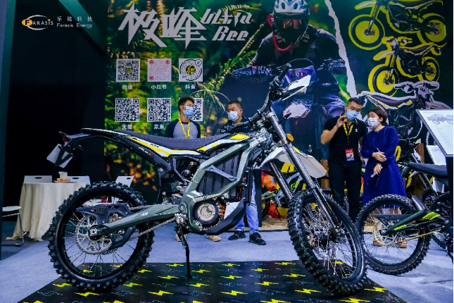 新上市的虬龙极蜂使用孚能科技提供的74V 55Ah三元锂电池