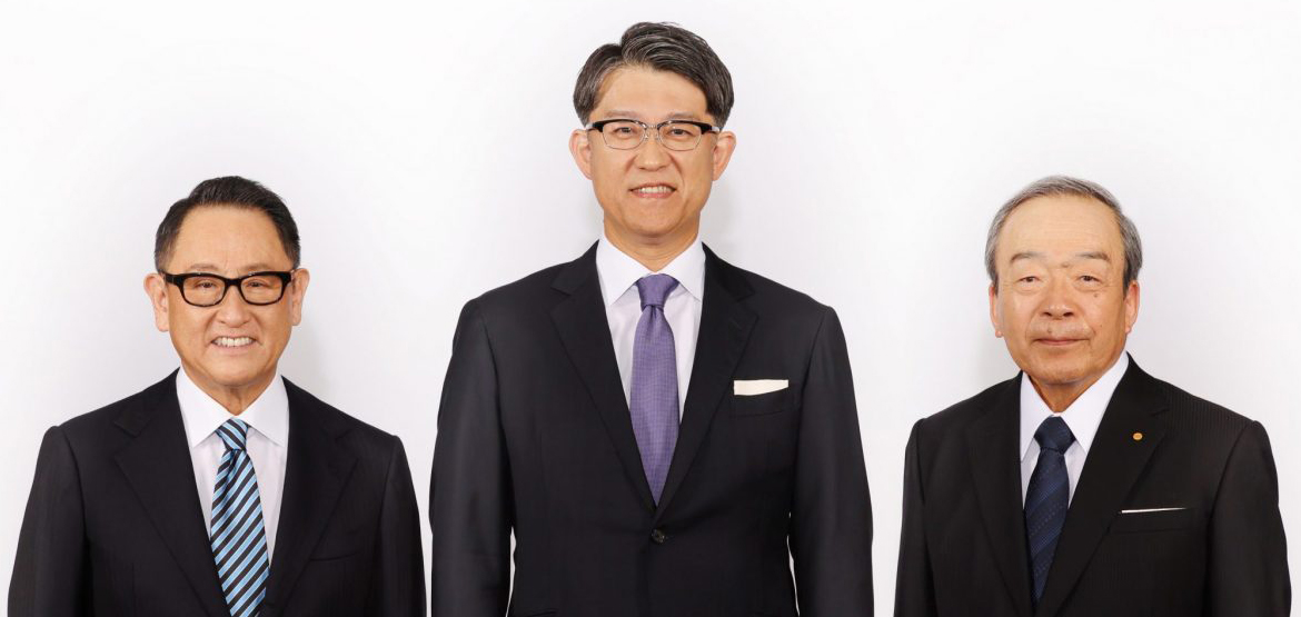 自左至右分別為豐田章男、佐藤浩司、內山田武 圖片來源：豐田汽車