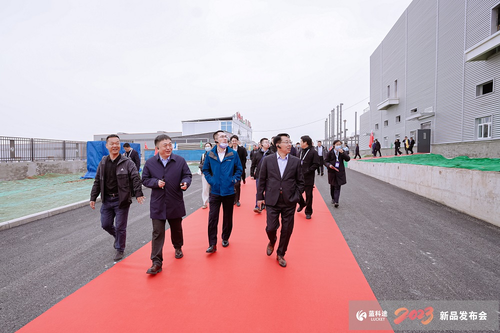 与会嘉宾参观考察隔膜产线 与会嘉宾参观考察隔膜产线