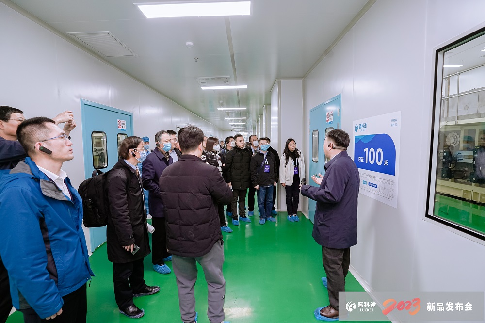 与会嘉宾参观考察隔膜产线 与会嘉宾参观考察隔膜产线