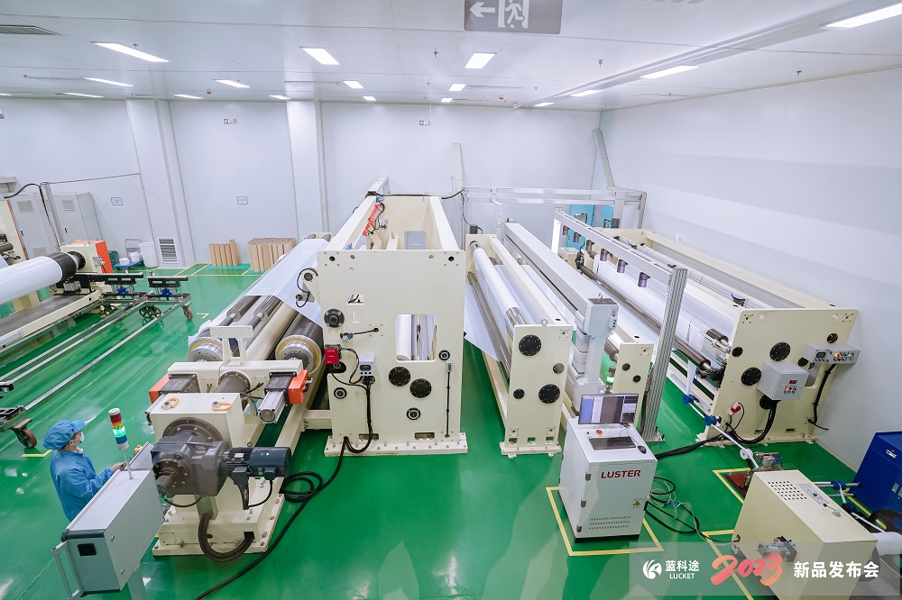 与会嘉宾参观考察隔膜产线 与会嘉宾参观考察隔膜产线