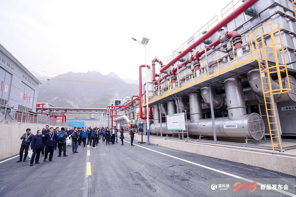 与会嘉宾参观考察废气治理产线 与会嘉宾参观考察废气治理产线