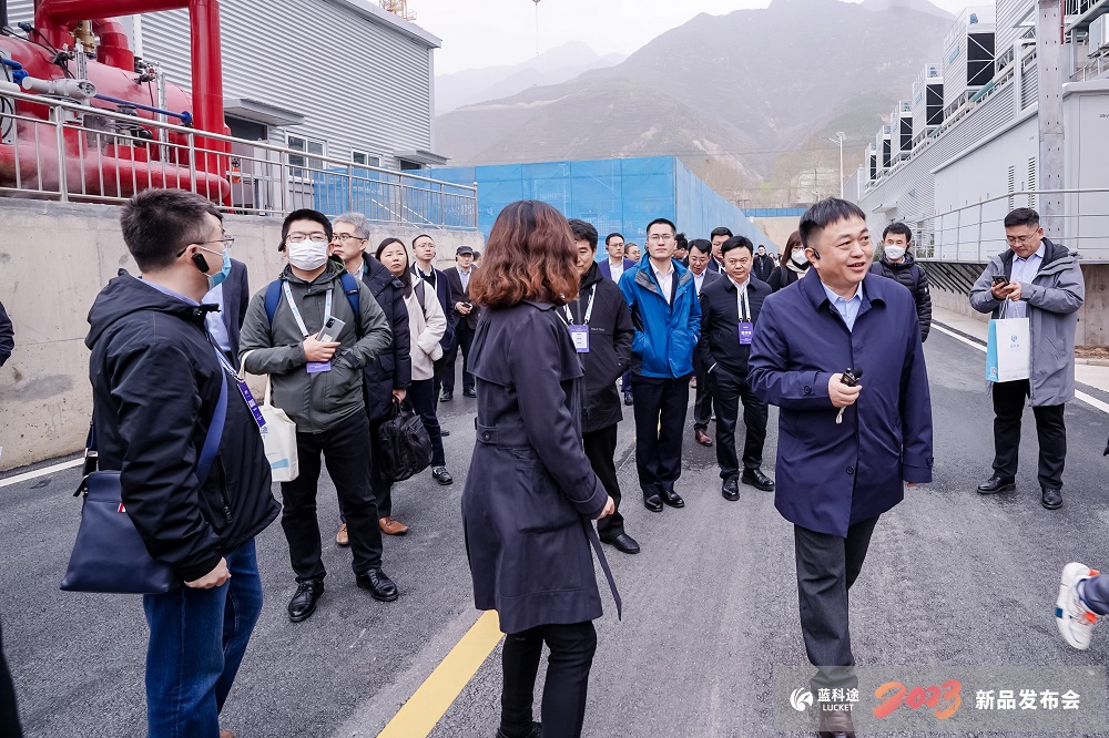 与会嘉宾参观考察废气治理产线 与会嘉宾参观考察废气治理产线