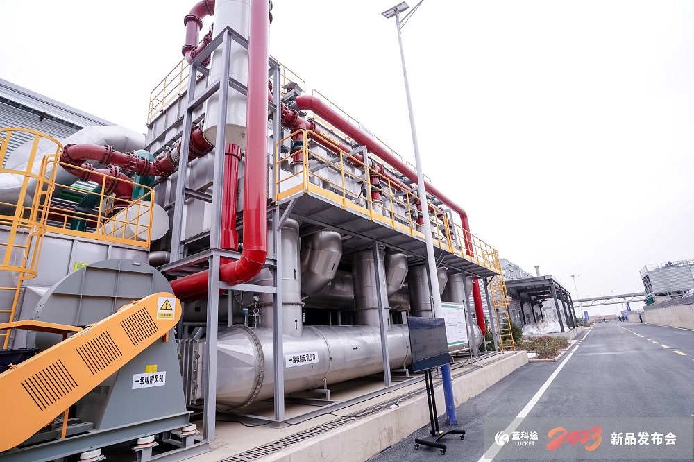 与会嘉宾参观考察废气治理产线 与会嘉宾参观考察废气治理产线