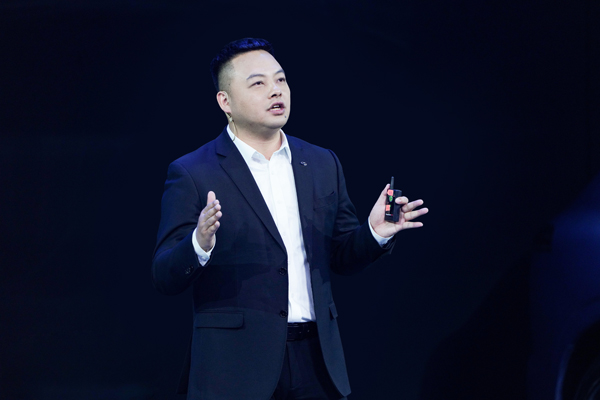 奇瑞汽车股份有限公司副总经理、奇瑞汽车营销公司总经理、捷途汽车总经理李学用发布鲲鹏超级性能电混C-DM 奇瑞汽车股份有限公司副总经理、奇瑞汽车营销公司总经理、捷途汽车总经理李学用发布鲲鹏超级性能电混C-DM