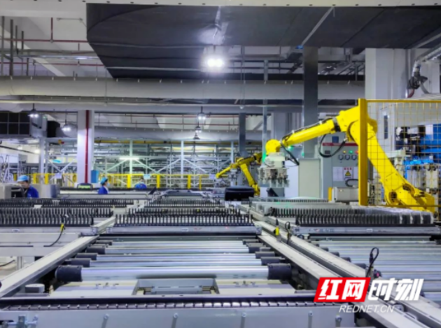 ▲ 宁乡高新区长沙弗迪电池生产车间,配料、涂布、辊压、叠片、装配……每条生产线全工序6秒下线一片电池,日产超5万片刀片电池。 ▲ 宁乡高新区长沙弗迪电池生产车间,配料、涂布、辊压、叠片、装配……每条生产线全工序6秒下线一片电池,日产超5万片刀片电池。