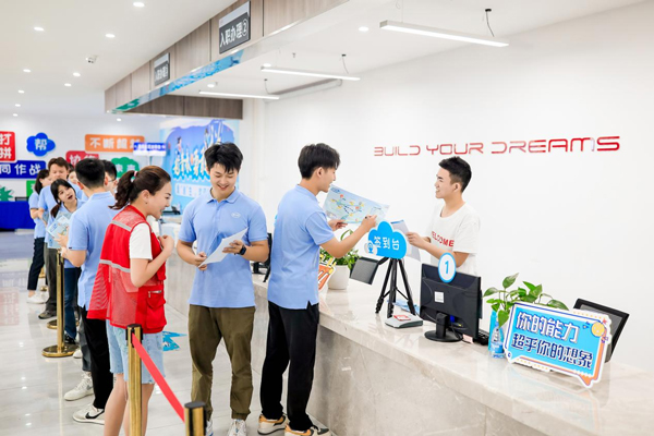 工作人员指引入职流程