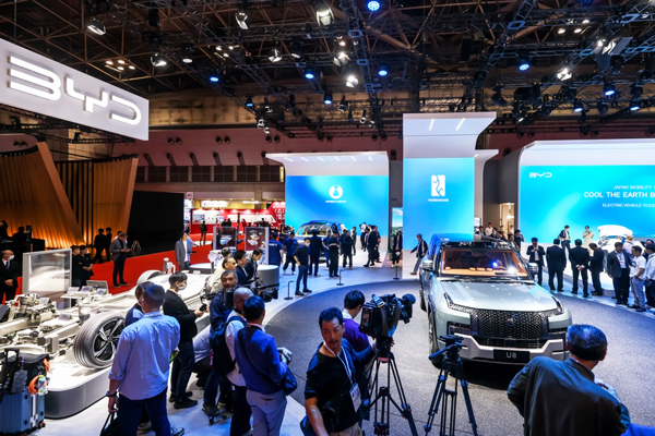 仰望U8和腾势D9亮相