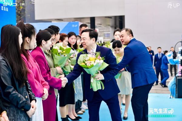 比亚迪总裁王传福为元UP车主交车，这波车主排面拉满！