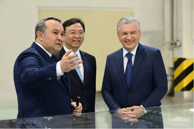 参观比亚迪乌兹别克斯坦工厂