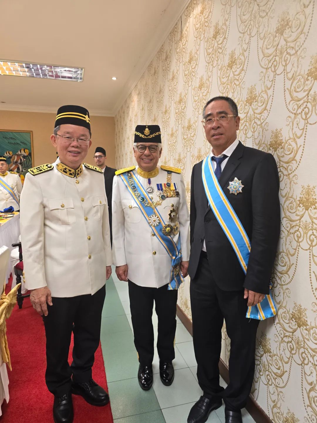 (中间为槟城州元首阿末弗兹,左侧为槟城州首席部长曹观友,右侧为星源材质董事长陈秀峰) (中间为槟城州元首阿末弗兹,左侧为槟城州首席部长曹观友,右侧为星源材质董事长陈秀峰)