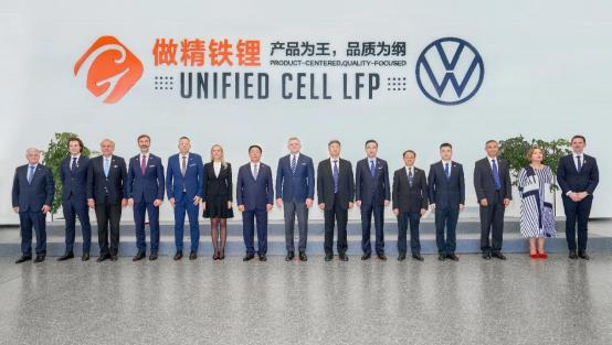 菲佐总理一行在UC工厂临别留影