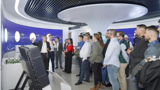 10月27-28日，斯洛伐克民众与媒体代表团参观国轩展厅