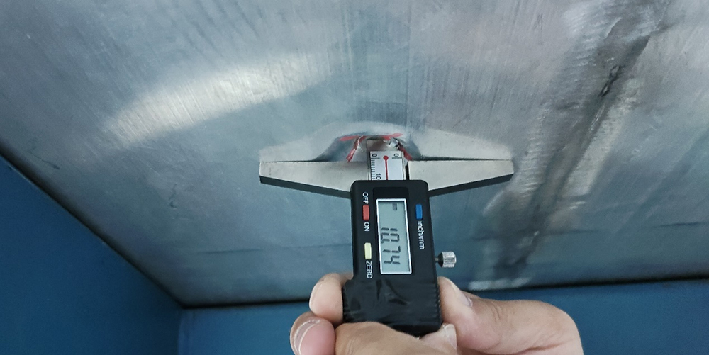 底部撞击坑深10.74毫米,电池系统无泄漏、起火或爆炸。 底部撞击坑深10.74毫米,电池系统无泄漏、起火或爆炸。