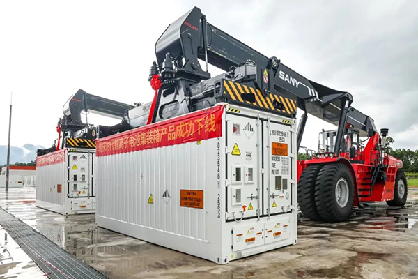 瑞庆时代锂离子电池集装箱产品下线。图/肇庆发布 王振宇 摄