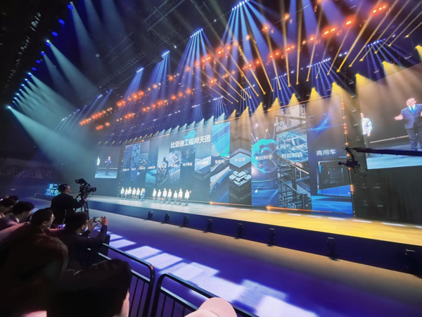 王传福再出“王炸”！刀片电池“边闪充边针刺”都不着火？