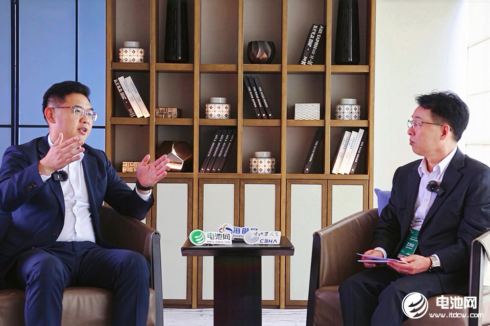 中关村新型电池技术创新联盟理事长/中国电池网、海融网创始人于清教(右)对话蜂巢能源董事长兼CEO杨红新(左) 中关村新型电池技术创新联盟理事长/中国电池网、海融网创始人于清教(右)对话蜂巢能源董事长兼CEO杨红新(左)