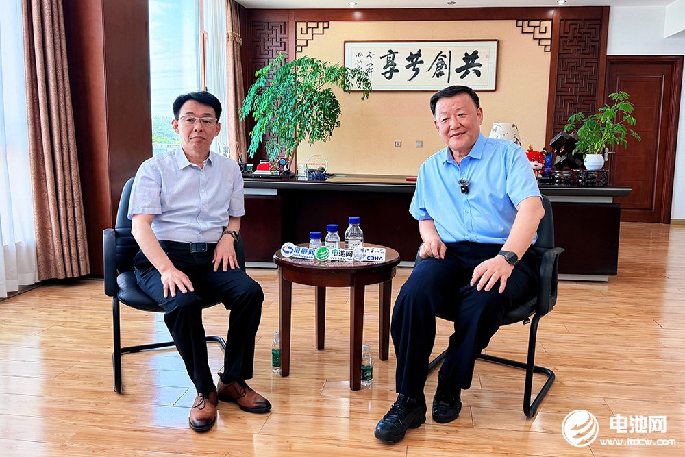 中关村新型电池技术创新联盟理事长/中国电池网、海融网创始人于清教(左)对话奥克股份董事长朱建民(右) 中关村新型电池技术创新联盟理事长/中国电池网、海融网创始人于清教(左)对话奥克股份董事长朱建民(右)