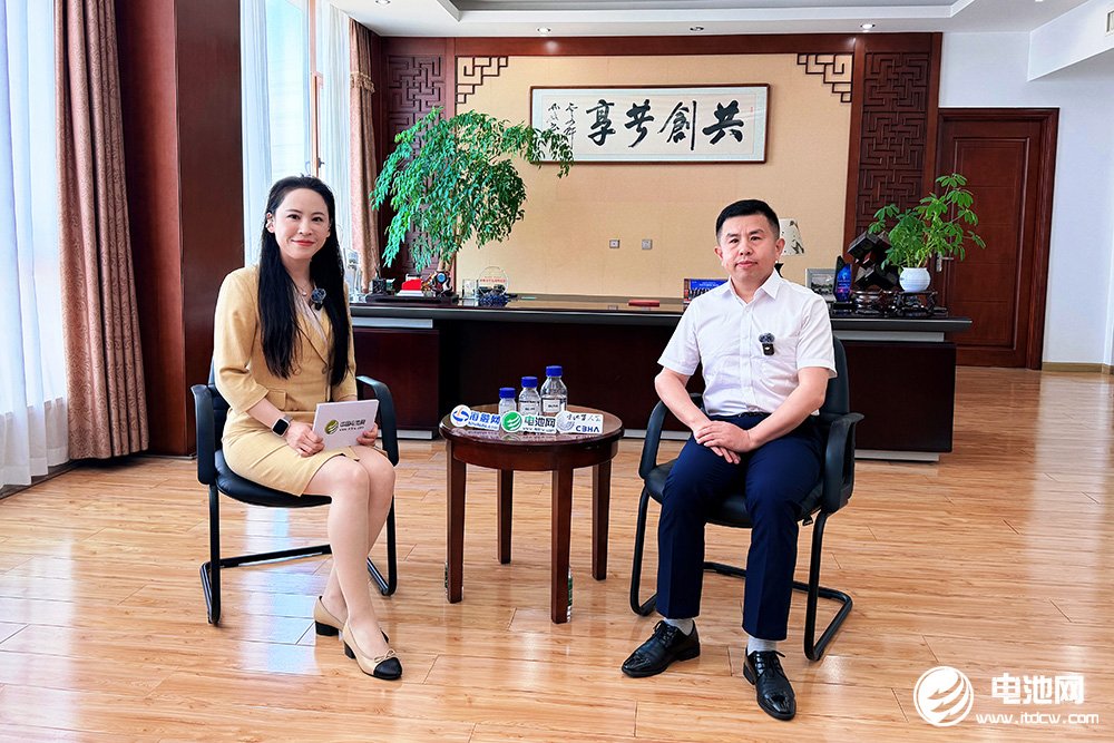 中关村新型电池技术创新联盟秘书长丁洁(左)对话奥克股份总裁朱宗将(右) 中关村新型电池技术创新联盟秘书长丁洁(左)对话奥克股份总裁朱宗将(右)