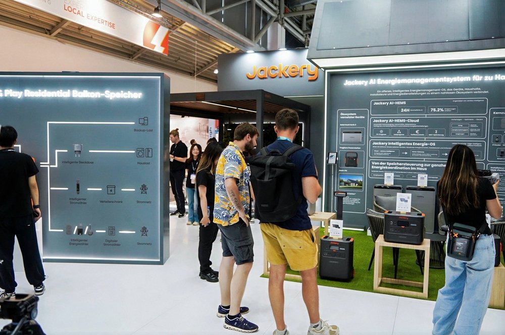 家庭能源管家上线 华宝新能Jackery Ark AI EMS亮相欧洲光伏展