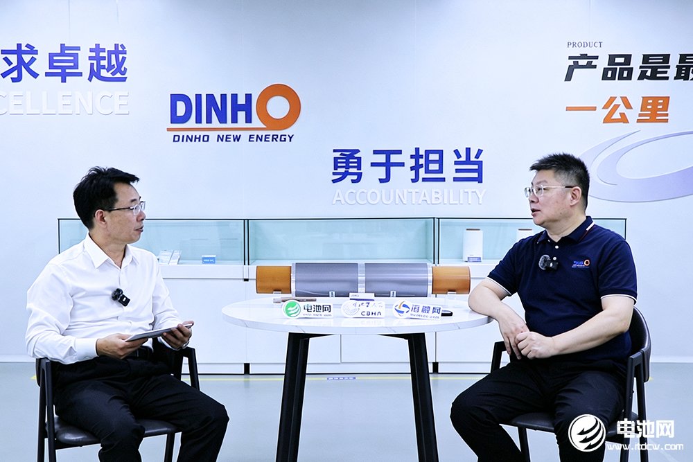 中关村新型电池技术创新联盟理事长/中国电池网、海融网创始人于清教(左)对话顶皓新材董事长王政强(右)摄影│常青 中关村新型电池技术创新联盟理事长/中国电池网、海融网创始人于清教(左)对话顶皓新材董事长王政强(右)摄影│常青
